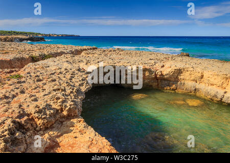 Salento Küste: meeresküste mit weißen Felsklippen, Höhlen, Meeresbucht. Conca wird durch kleine sandige Buchten und Klippen ( Apulien, ITALIEN) gekennzeichnet. Stockfoto