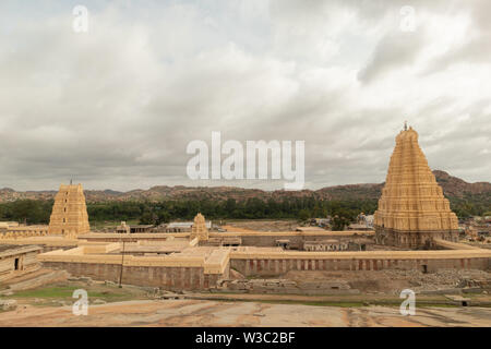 Virupaksha Hindu Tempel Gopuram aus Hemakuta Hill erfasst Stockfoto