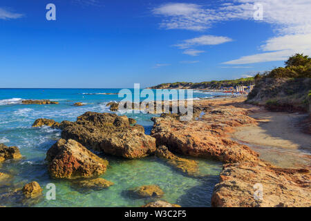 Typische Küste von Salento: Blick auf den Strand von Conca Specchiulla (Apulien, ITALIEN). Es zeichnet sich durch kleine Sandbuchten und Dünen aus. Stockfoto