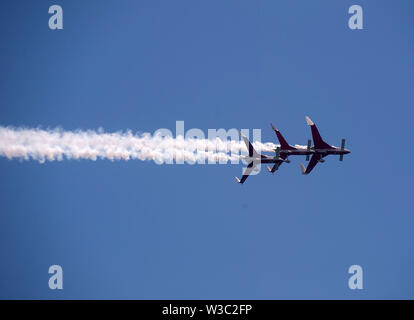 Die Mitglieder des Teams "reva" in der Luft während des Festivals durchführen. Der 2019 Internationale Torre del Mar Airshow Festival wird am 13. und 14. Juli dieses Jahres und zieht über 300.000 Zuschauer. Mitglieder der verschiedenen Patrouillen durchführen, mit Ausstellungen und Akrobatik während des Festivals. Stockfoto