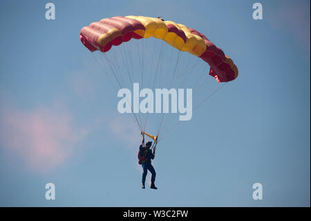 Eine spanische Fallschirmjäger führt in die Luft während der Festival 2019 Internationale Torre del Mar Airshow Festival am 13. und 14. Juli dieses Jahres bereitgestellt wird, zieht über 300.000 Zuschauer. Mitglieder der verschiedenen Patrouillen durchführen, mit Ausstellungen und Akrobatik während des Festivals. Stockfoto