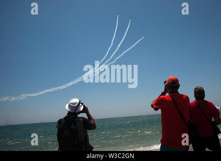 Die Menschen sehen die Ausstellung während der Festival 2019 Internationale Torre del Mar Airshow Festival am 13. und 14. Juli dieses Jahres bereitgestellt wird, zieht über 300.000 Zuschauer. Mitglieder der verschiedenen Patrouillen durchführen, mit Ausstellungen und Akrobatik während des Festivals. Stockfoto