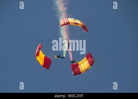 Spanisch Fallschirmjäger in der Luft während des Festival 2019 Internationale Torre del Mar Airshow Festival am 13. und 14. Juli dieses Jahres bereitgestellt wird, zieht über 300.000 Zuschauer. Mitglieder der verschiedenen Patrouillen durchführen, mit Ausstellungen und Akrobatik während des Festivals. Stockfoto