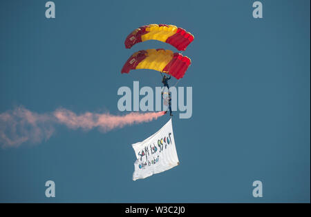 Spanisch Fallschirmjäger in der Luft während des Festival 2019 Internationale Torre del Mar Airshow Festival am 13. und 14. Juli dieses Jahres bereitgestellt wird, zieht über 300.000 Zuschauer. Mitglieder der verschiedenen Patrouillen durchführen, mit Ausstellungen und Akrobatik während des Festivals. Stockfoto