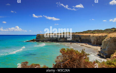 Typische Küste von Salento: Blick auf den Strand von Conca Specchiulla (Apulien, ITALIEN). Es zeichnet sich durch kleine Sandbuchten und Dünen aus. Stockfoto