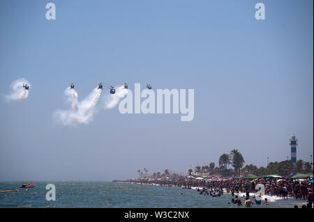 Team Mitglieder von 'Patrulla Aspa" in der Luft durchführen, wie Menschen die Ausstellung sehen Sie während des Festival 2019 Internationale Torre del Mar Airshow Festival am 13. und 14. Juli dieses Jahres bereitgestellt wird, zieht über 300.000 Zuschauer. Mitglieder der verschiedenen Patrouillen durchführen, mit Ausstellungen und Akrobatik während des Festivals. Stockfoto