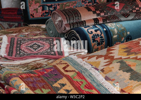 Teppiche in Kilim Stil für Verkauf am Markt Stockfoto