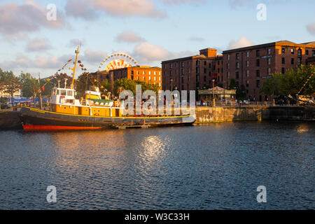 Tugboat am Albert Dock, Liverpool, England Stockfoto