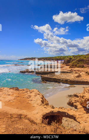 Typische Küste von Salento: Blick auf den Strand von Conca Specchiulla (Apulien, ITALIEN). Es zeichnet sich durch kleine Sandbuchten und Dünen aus. Stockfoto