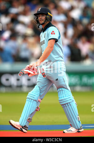 Der Engländer Chris Woakes geht weg das Feld nach, die von der neuseeländischen Tom Latham (nicht abgebildet) während der ICC-WM-Finale auf Lord's, London gefangen wird. Stockfoto