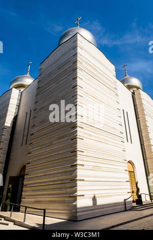 Die Dreifaltigkeitskirche ist eine moderne Orthodoxe Kathedrale, gekrönt von fünf goldenen Zwiebeltürmen der orthodoxen Kreuze, im Jahr 2016 in Paris, Frankreich geöffnet. Stockfoto