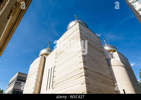 Die Dreifaltigkeitskirche ist eine moderne Orthodoxe Kathedrale, gekrönt von fünf goldenen Zwiebeltürmen der orthodoxen Kreuze, im Jahr 2016 in Paris, Frankreich geöffnet. Stockfoto