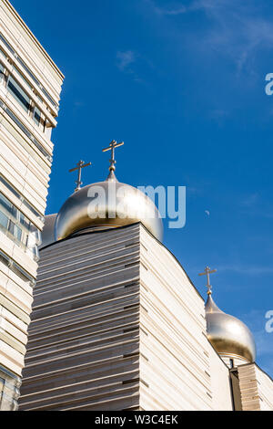 Die Dreifaltigkeitskirche ist eine moderne Orthodoxe Kathedrale, gekrönt von fünf goldenen Zwiebeltürmen der orthodoxen Kreuze, im Jahr 2016 in Paris, Frankreich geöffnet. Stockfoto