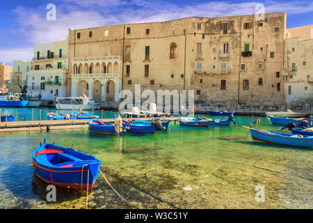 Alter Hafen von Monopoli Provinz Bari, Apulien, Süditalien: Blick auf die Altstadt mit Angeln und Rudern Boote, Italien. Stockfoto