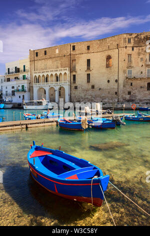 Alter Hafen von Monopoli Provinz Bari, Apulien, Süditalien: Blick auf die Altstadt mit Angeln und Rudern Boote, Italien. Stockfoto