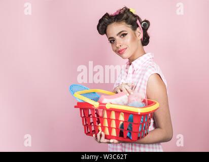 Online Shopping App. Happy girl genießen Online shopping. retro Frau Einkaufen mit Warenkorb, kopieren. vintage Hausfrau Frau bereit in Zahlen Stockfoto