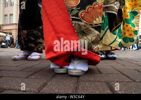 Frauen in traditionellen japanischen Kleidung zu Fuß auf einer Straße, einer Stadt Stockfoto