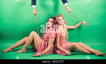 Ferien und Puppen. Dominanz und Abhängigkeit. retro Mädchen und Master im party Luftballons. Vintage Mode Frauen Puppe und Mensch. Crazy Girls und Mann auf g Stockfoto