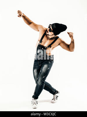 Rapper mit Kopfhörern und dunkle Gläser führt eine Rap und Breakdance. Foto auf einem hellen Hintergrund und hat einen leeren Raum für Ihren Text Stockfoto