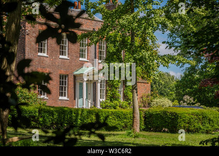 Schöne georgianische Landhaus aus rotem Backstein, Cobham, einem Dorf in Kent mit starken Charles Dickens Verbindungen, England, Großbritannien Stockfoto