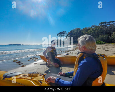 Tour Guide Kontrolle Kajaks vor der Tour beginnt, NSW, Australien Stockfoto