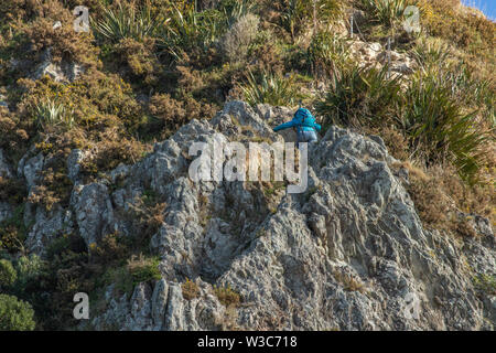 Frau steilen Pfad hinunter Rock in New Plymouth, Neuseeland Stockfoto