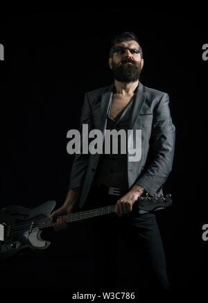 Musiker oder Musik Player. Musiker mit E-Gitarre. Bärtige Musiker mit Gitarre. Rock Musiker mit Saiteninstrument. Punk ist zurück Stockfoto