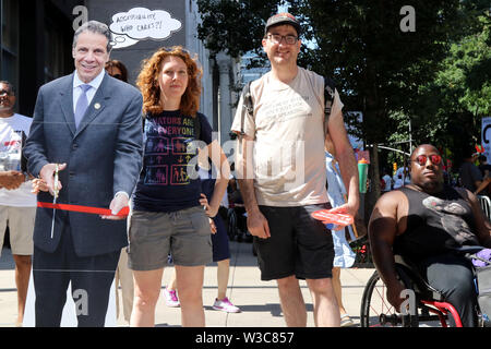 New York City, New York, USA. 14. Juli, 2019. Trotz nicht persönlich anwesend, NY Gouverneur Andrew Cuomo ein Erscheinungsbild zusammen mit Tausenden New Yorkern mit Behinderungen, ihre Familien und Freunde "Behinderung Stolz Monat'' Feiern zu Ehren des 25. Jahrestages der Amerikaner mit Behinderungen Tat - das Wahrzeichen Bundesgesetz, der darauf abzielt, die Chancengleichheit und die Rechte von Menschen mit Behinderungen zu garantieren - mit einer Kundgebung und März vom Madison Square Park zu Union Square Park in Lower Manhattan am 14. Juli 2019. Credit: G. Ronald Lopez/ZUMA Draht/Alamy leben Nachrichten Stockfoto