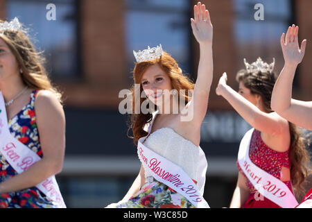 Benton Harbor, Michigan, USA - Mai 4, 2019: Old Port Festival Grand Floral Parade, Float Durchführung der Old Port Royal, während der Parade Stockfoto