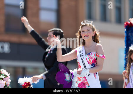 Benton Harbor, Michigan, USA - Mai 4, 2019: Old Port Festival Grand Floral Parade, Float, Miss Baroda und ihren Hof Stockfoto