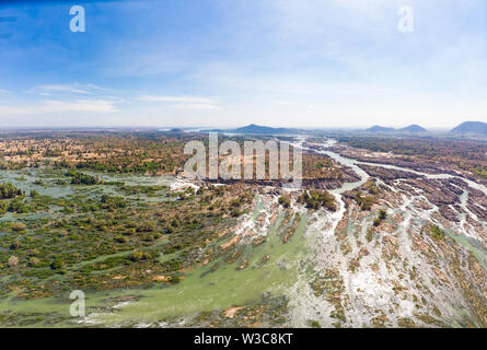 Antenne Panoramablick 4000 Inseln Mekong in Laos, Li Phi Wasserfälle, berühmten Reiseziel Backpacker in Südostasien Stockfoto