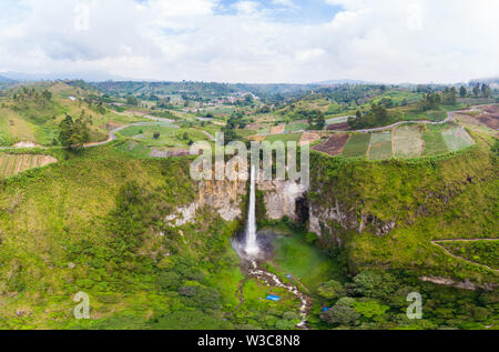 Luftaufnahme Sipiso - piso Wasserfall in Sumatra, Reiseziel in Berastagi und Lake Toba, Indonesien. Stockfoto