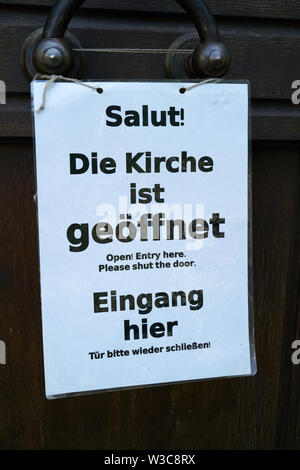 Schild mit der Inschrift "die Kirche ist offen" Eingang Hier Stockfoto