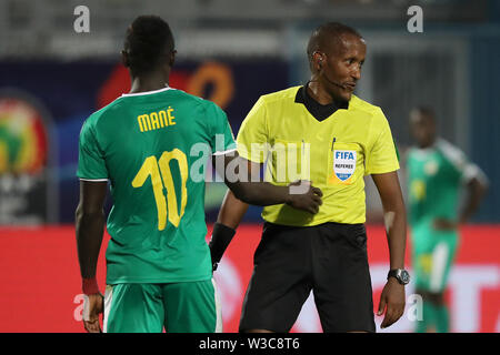 Kairo, Ägypten. 14. Juli, 2019. Der senegalesischen Sadio Mähne (L) in Aktion mit der Schiedsrichter während der 2019 Afrika Cup Halbfinale Fußball Match zwischen Senegal und Tunesien am 30. Juni Stadion. Credit: gehad Hamdy/dpa/Alamy leben Nachrichten Stockfoto