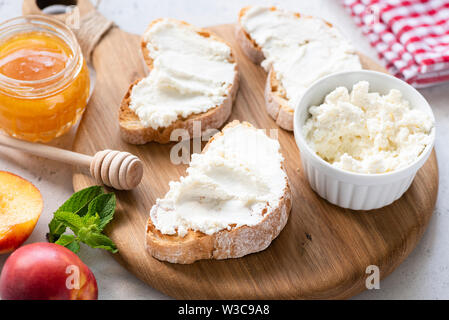 Bruschetta mit Ricotta Käse auf Holzbrett. Gesunde leckere Vorspeise Stockfoto