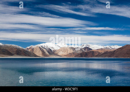 Herrliche Aussicht auf Pangong Tso (pangong See) und die umliegenden Berge, Ladakh, Indien Stockfoto