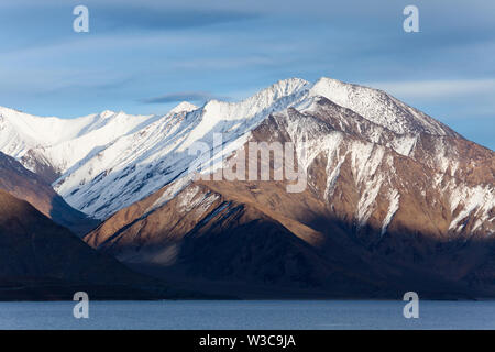 Nachmittag Landschaft der Pangong Tso (pangong See) und die umliegenden Berge aus dem Bereich der Spangmik, Ladakh, Indien Stockfoto