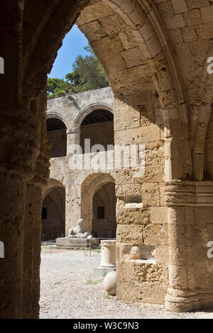 Altstadt von Rhodos Stadt - Krankenhaus der Ritter des Heiligen Johannes, die mittelalterliche öffnen Arcade. Derzeit Archäologischen Museum. Dodekanes Inseln, Griechenland Stockfoto