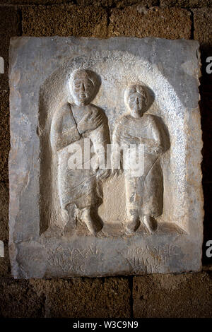 Altstadt von Rhodos Stadt, Griechenland - 26. September 2018. Männliche und weibliche Hand in Hand, schwere Stele von Nisyros, das Archäologische Museum, die Dodekanes Inseln Stockfoto