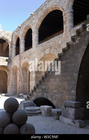 Altstadt von Rhodos Stadt - Krankenhaus der Ritter, der den Innenhof. Die Außentreppe führt in die obere Etage. Heute Archäologische Museum. Dodekanes Stockfoto