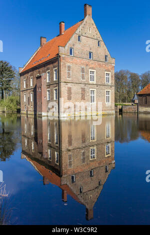 Historisches Haus Welbergen mit Reflexion im Wasser in Ochtrup, Deutschland Stockfoto