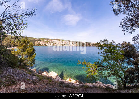 Blick von der verlassenen Ort Port ruiniert verloren in Istrien, Kroatien in die Stadt Rabac Stockfoto