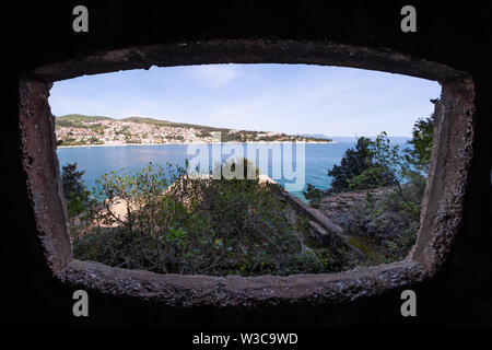 Blick von der verlassenen Ort Port ruiniert verloren in Istrien, Kroatien in die Stadt Rabac Stockfoto