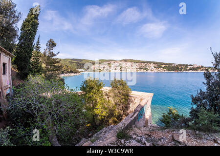 Blick von der verlassenen Ort Port ruiniert verloren in Istrien, Kroatien in die Stadt Rabac Stockfoto