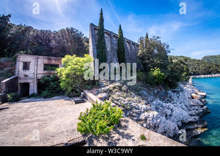 Verlassene Ruine verloren Ort Port mit Standseilbahn mine in der Stadt Cere in der Nähe von Rabac in Istrien, Bauxit, Kroatien Stockfoto