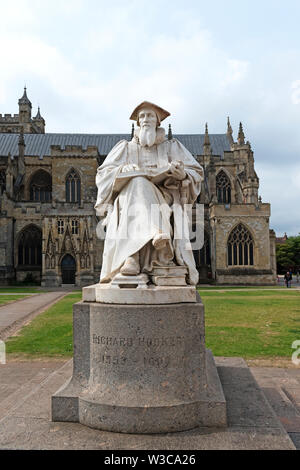 Statue von Schriftsteller und Theologe Richard Hooker auf Kathedrale grün, Exeter, Devon, England, Großbritannien, Stockfoto