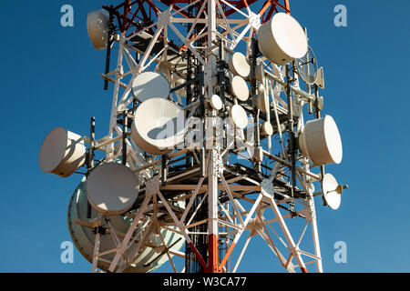 Telekommunikation-Antenne für Radio, Fernsehen und Telefonie Pfingstmontag Cloud und blauer Himmel Stockfoto