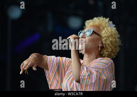 Glasgow, UK. 14. Juli 2019. Emeli Sande live im Konzert an TRNSMT Music Festival auf der großen Bühne. Luke Pritchard im Mittelpunkt. Credit: Colin Fisher/Alamy leben Nachrichten Stockfoto