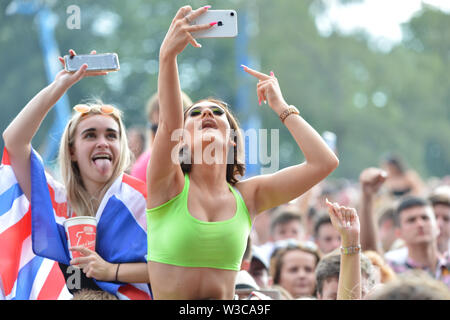 Glasgow, UK. 14. Juli 2019. Emeli Sande live im Konzert an TRNSMT Music Festival auf der großen Bühne. Luke Pritchard im Mittelpunkt. . Credit: Colin Fisher/Alamy leben Nachrichten Stockfoto