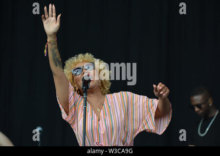 Glasgow, UK. 14. Juli 2019. Emeli Sande live im Konzert an TRNSMT Music Festival auf der großen Bühne. Luke Pritchard im Mittelpunkt. . Credit: Colin Fisher/Alamy leben Nachrichten Stockfoto